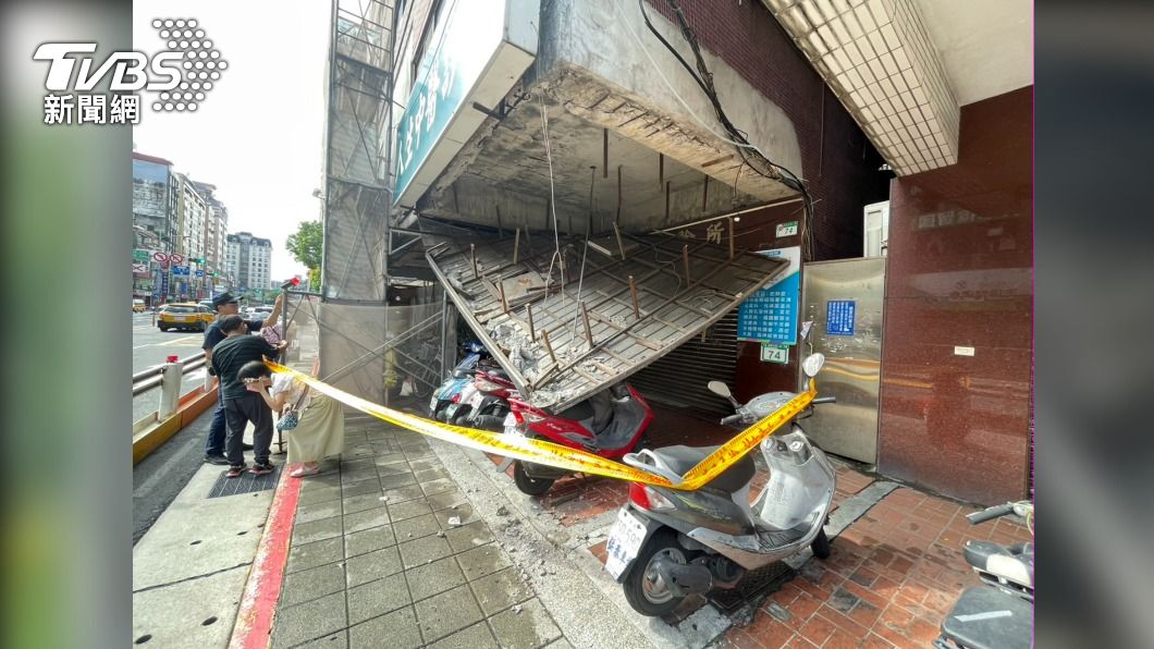 北市騎樓天花板坍塌，底下整排機車都被壓住。（圖／TVBS）