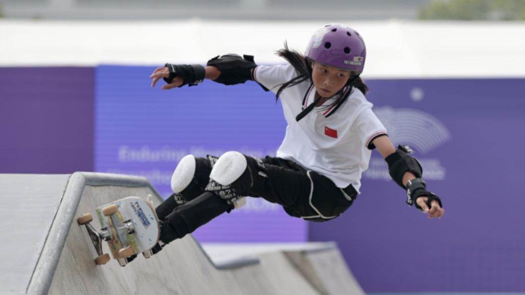 中國13歲小將崔宸曦奪下女子街式滑板金牌。（圖／翻攝自 微博）