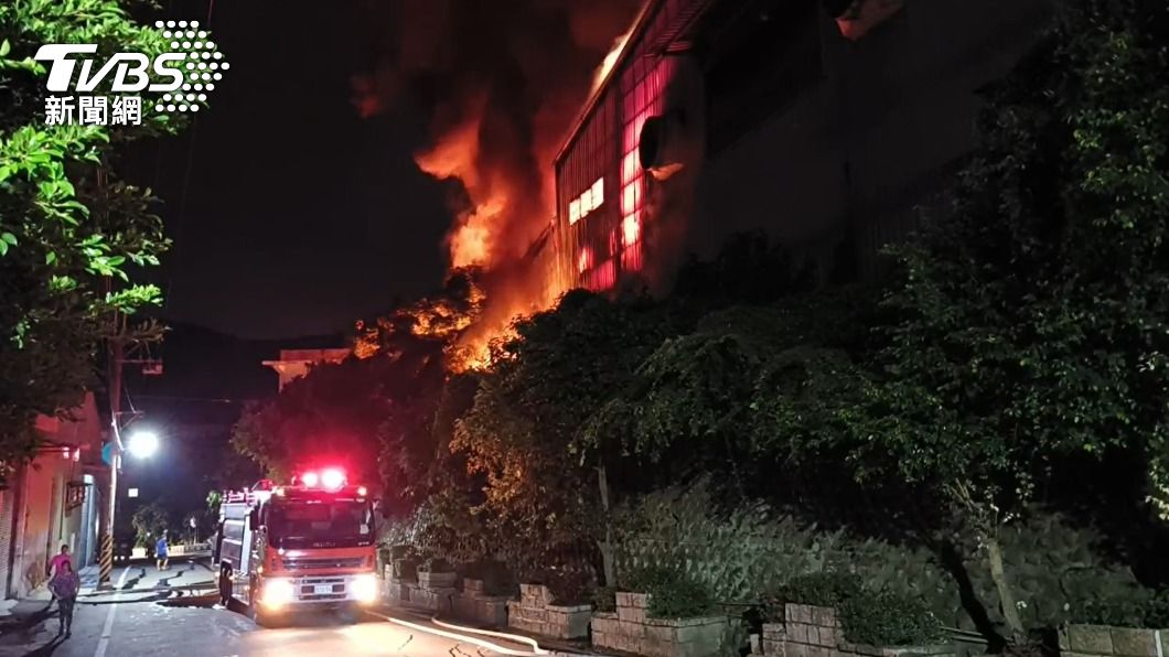 八里鐵皮工廠深夜傳出火警，大批消防員到場搶救。（圖／TVBS）