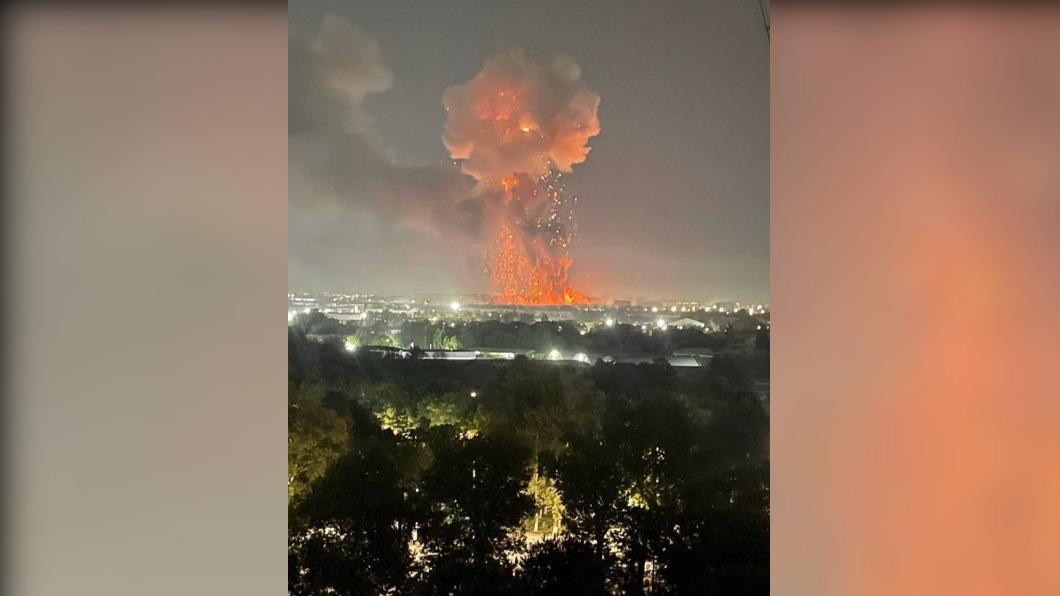 烏茲別克首都塔什干機場地區發生劇烈爆炸，大型蕈狀雲嚇壞當地居民。（圖／翻攝自推特@visegrad24）