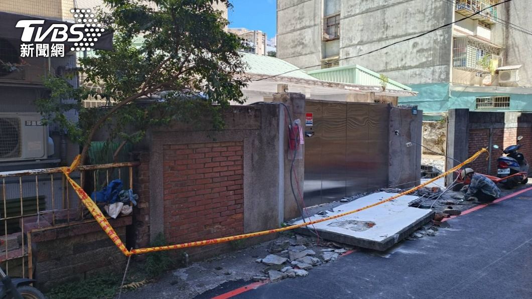 現場為老屋整修作業，水泥牆突然倒塌壓住工人。（圖／TVBS）
