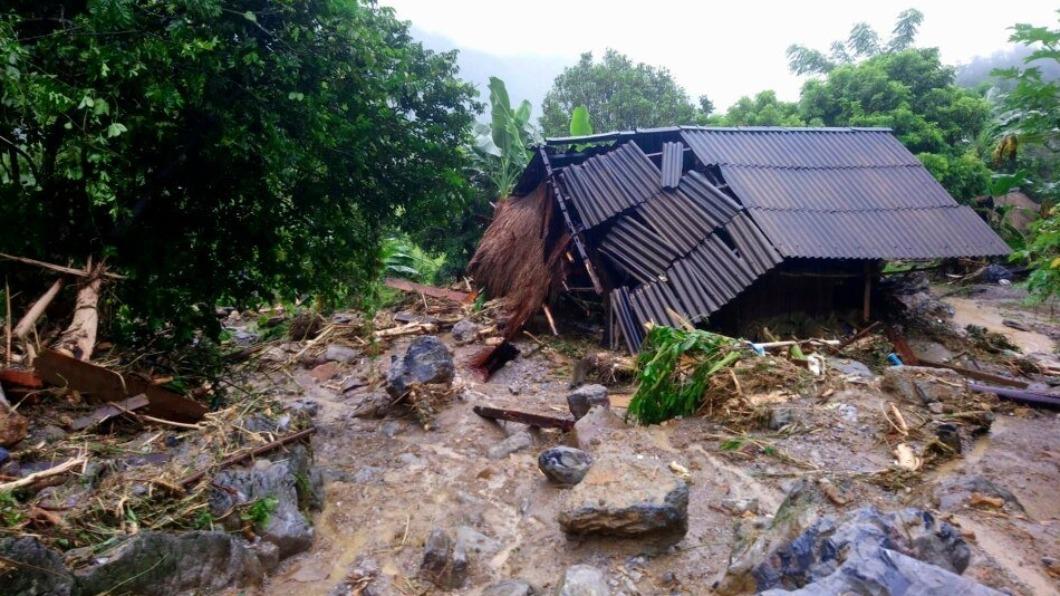 越南中部降下暴雨、河水暴漲沖毀房屋。（圖／翻攝自@hanoiobserverr推特）
