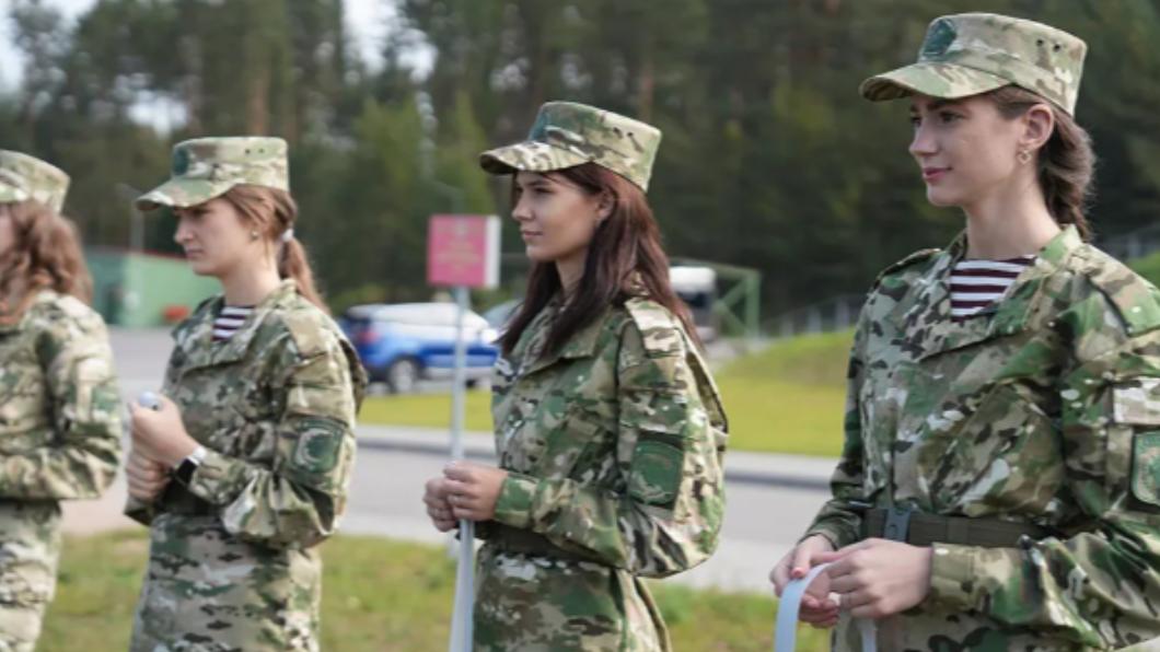 白俄羅斯派出女模參加實彈戰訓，籌組「正妹軍團」激勵女性從軍。（圖／翻攝自《太陽報》）