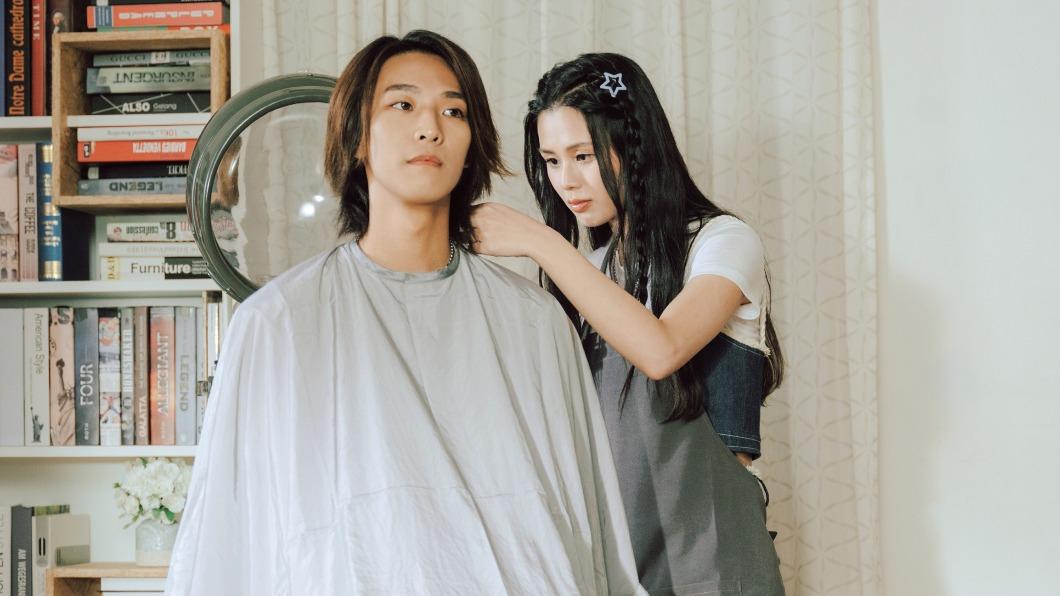 煥鈞（左）和容容演出師兄陳勢安的新歌MV，更上演剪髮秀，讓2人緊張不已。（圖／索尼音樂提供）