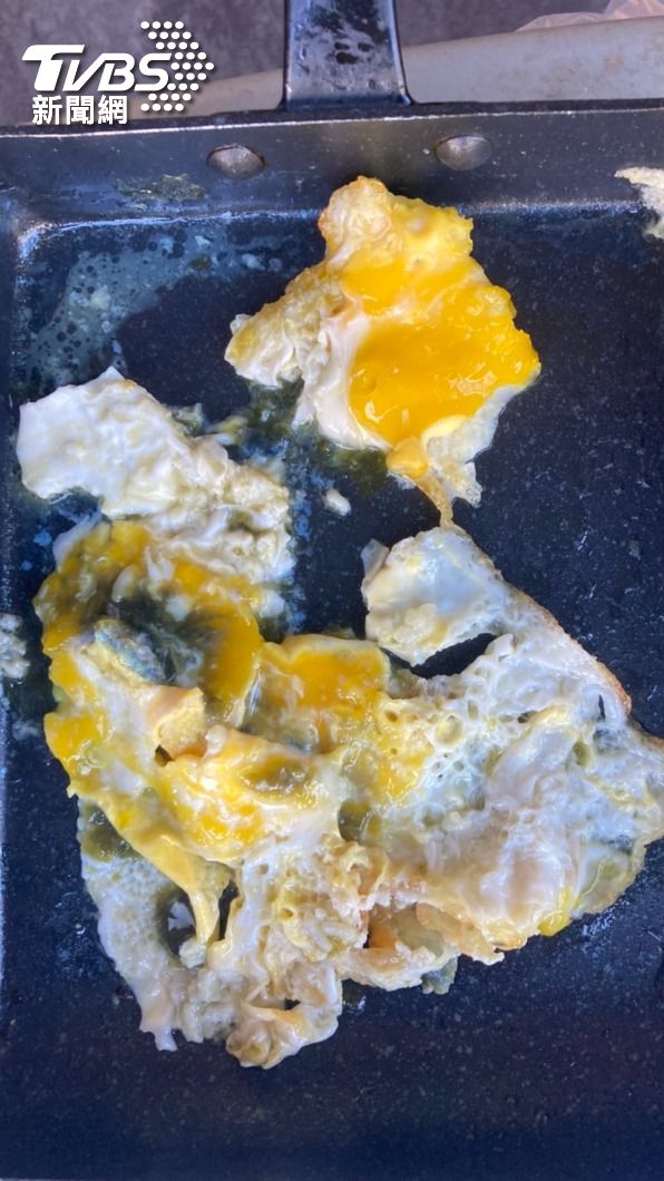 楊先生表示前兩顆雞蛋蛋液都異常混濁。（圖／TVBS）