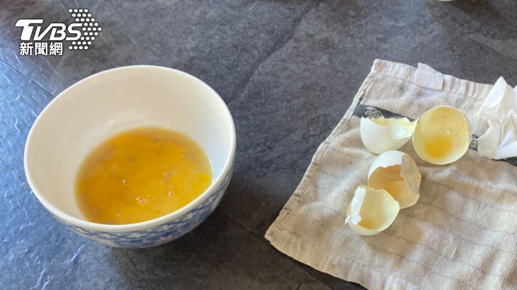 蛋液相當稀，如水狀。（圖／TVBS）