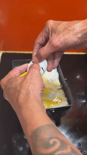 楊先生打了第三顆雞蛋為黑色，且相當臭。（圖／TVBS）