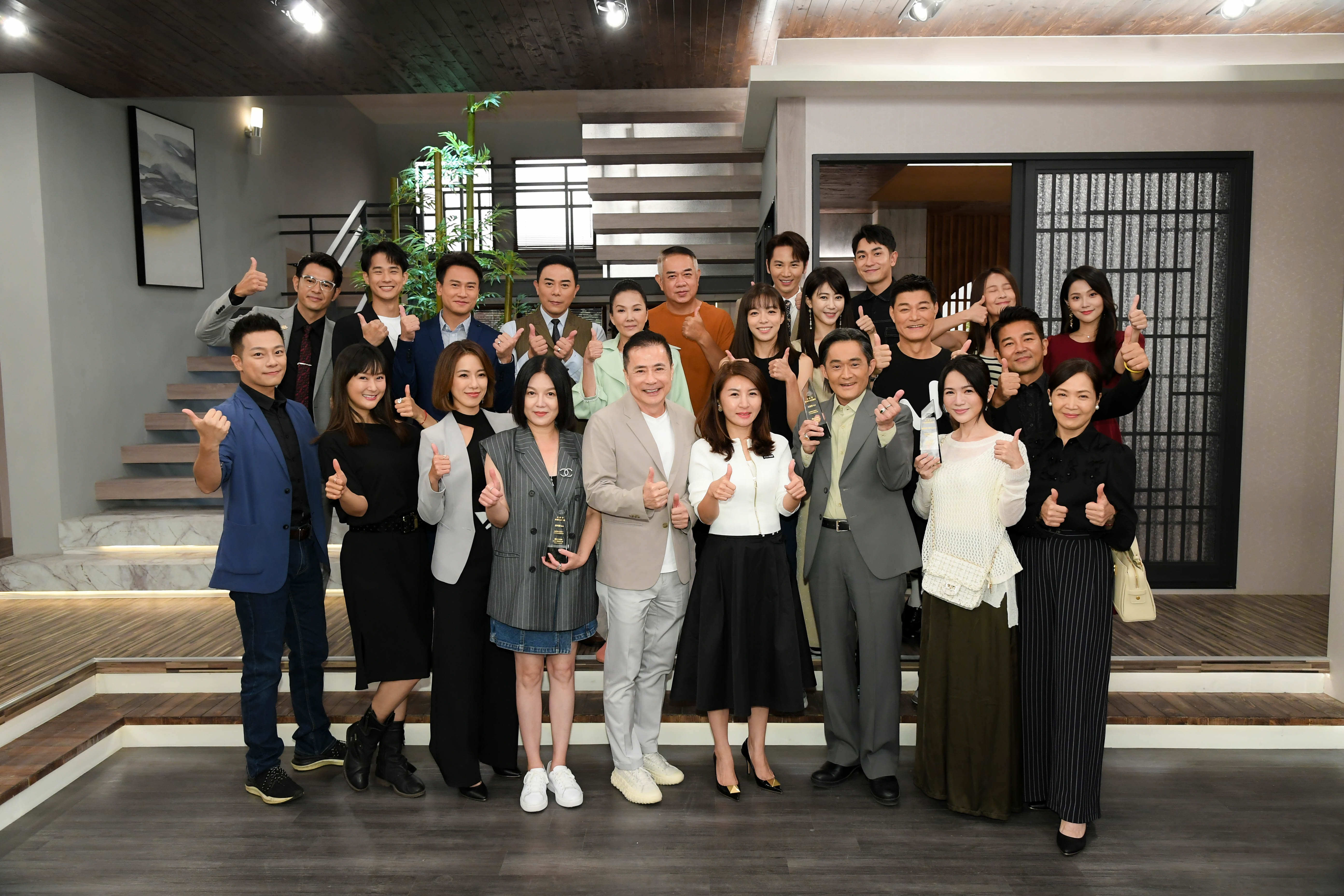 三立董事長張榮華及總經理高明慧到《天道》攝影棚探班。（圖／三立提供）