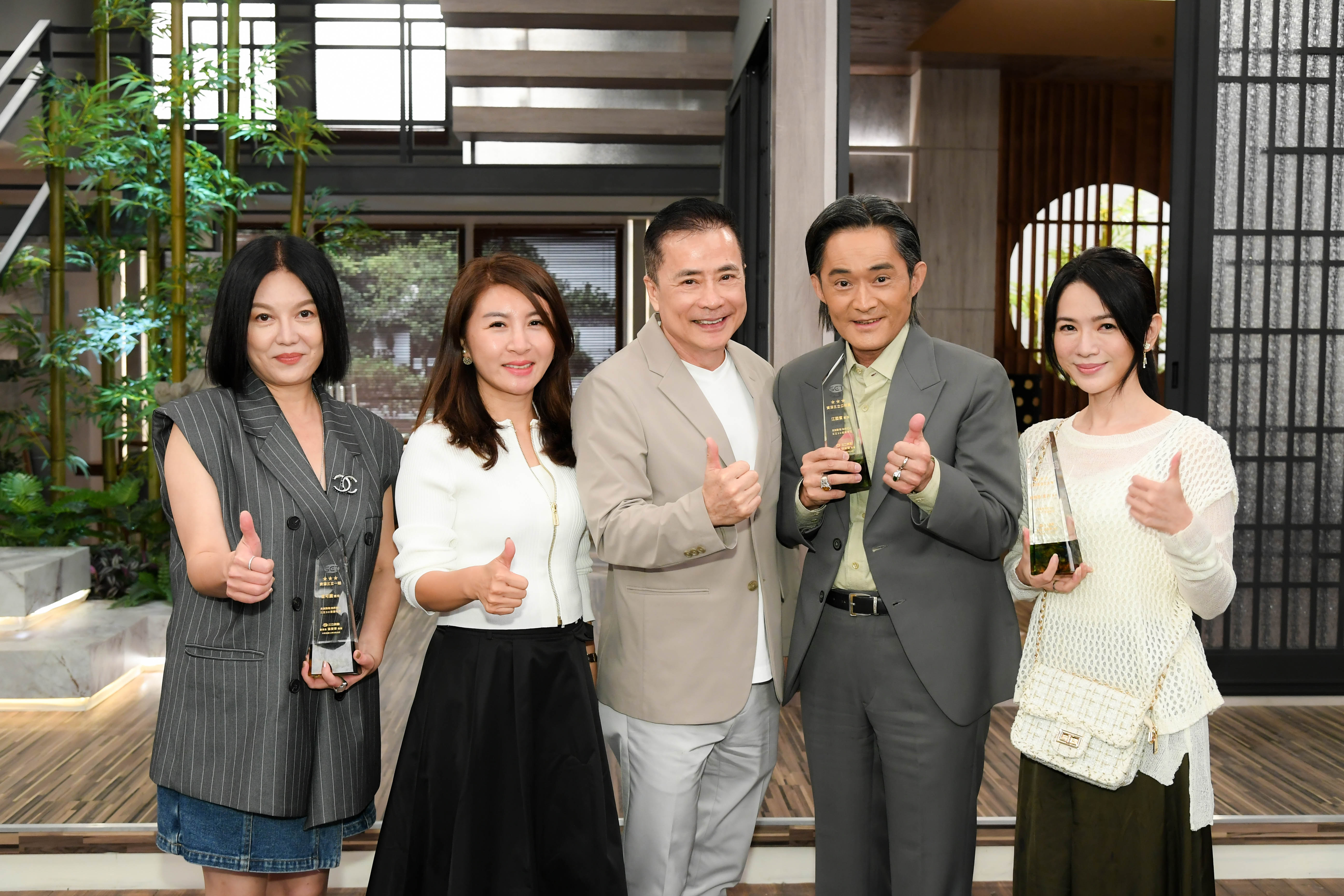 三立董事長張榮華（左二）、總經理高明慧（左三）一同與苗可麗、江國賓、星卉合照。（圖／三立提供）