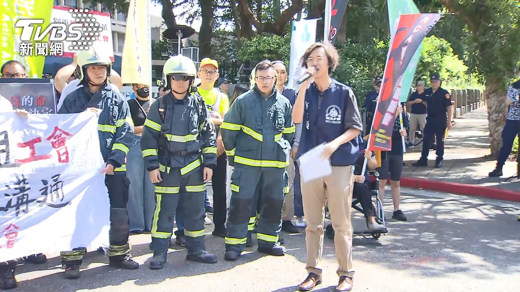 消防、政院討論談不攏　宣布：10/9夜宿凱道│TVBS新聞網