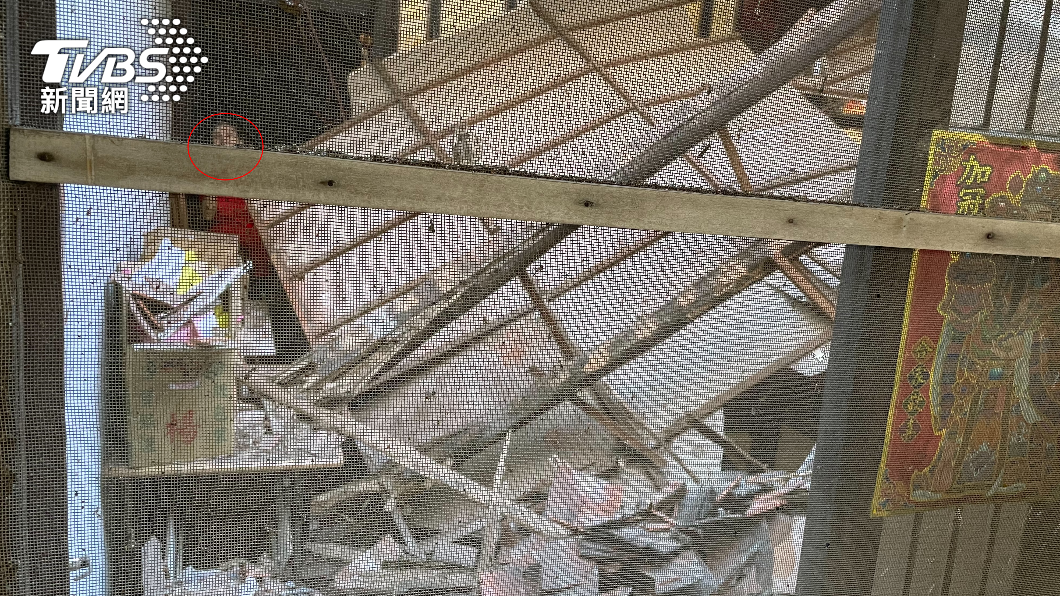 三合院屋頂坍陷，一對夫妻一度受困。（圖／TVBS）