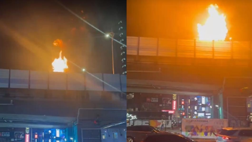台北市新生高架橋發生火燒車意外。（圖／翻攝自《記者爆料網》）