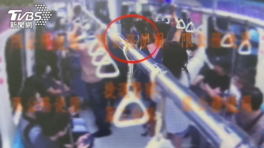 2名婦人在捷運車廂上大打出手。（圖／TVBS）