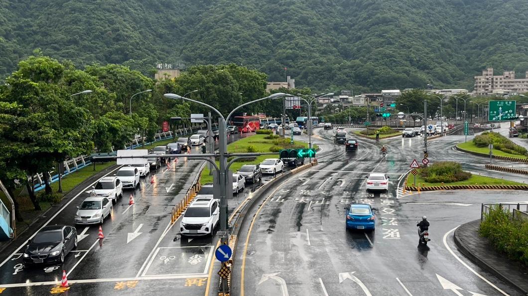 蘇花公路改善路段南下路段清晨5時起就湧現車潮。（圖／警方提供）