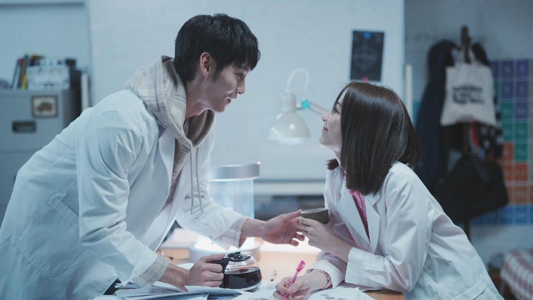 曹佑寧（左）和邵雨薇飾演一對愛鬥嘴卻同時很依賴彼此的實驗室同事。（圖／HamiVideo提供）