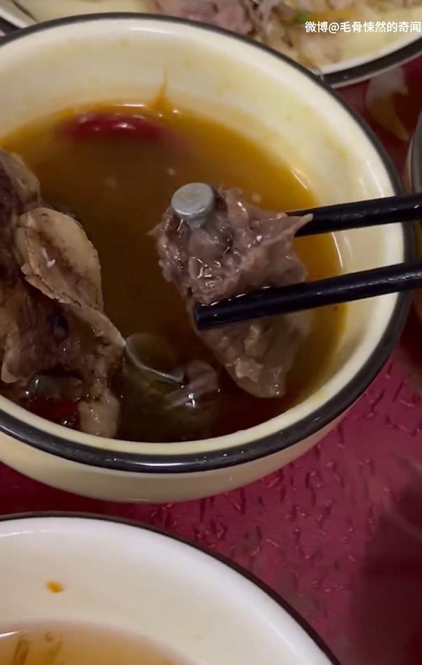 影片中女子嚇得直喊,「哇X,這是釘子嗎?」(圖/翻攝自微博)