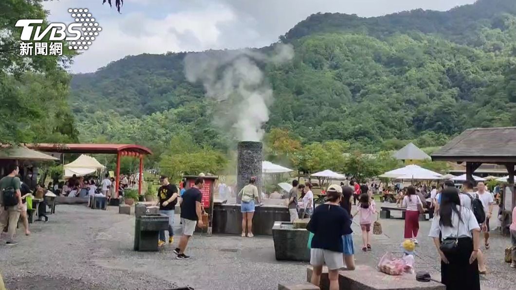 清水地熱公園湧現人潮。（圖／TVBS）