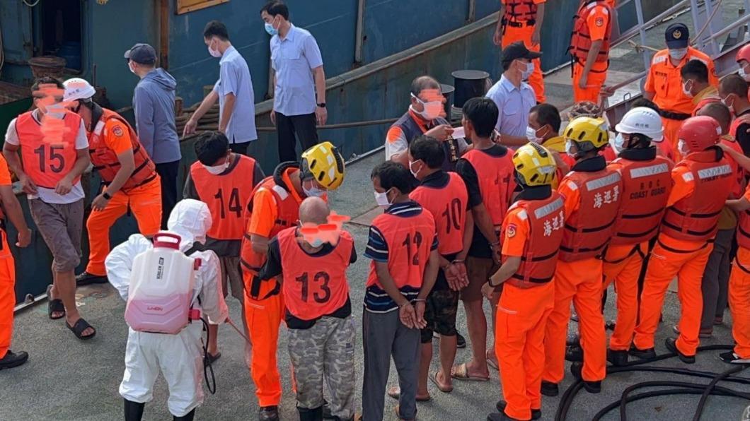 海巡人員查緝越界捕魚的中國籍漁船。（圖／TVBS）