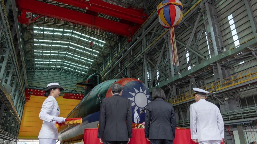 我國首艘國造潛艦「海鯤艦」28日舉辦原型艦命名暨下水典禮。（圖/總統府提供）
