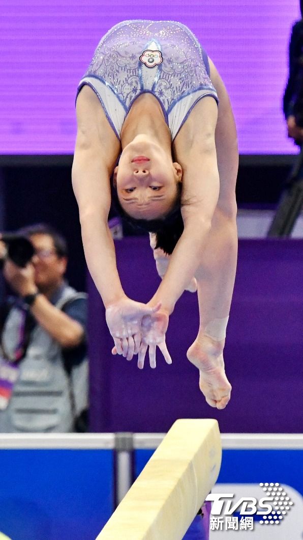 丁華恬在體操平衡木項目大秀美技，獲得滿堂彩。（圖／胡瑞麒攝）