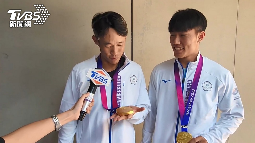 網球男雙組合莊吉生（左）和許育修（右）奪下金牌。（圖／TVBS）