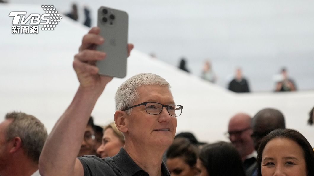 蘋果執行長庫克在發表會上手握iPhone 15 Pro。（圖／達志影像美聯社）