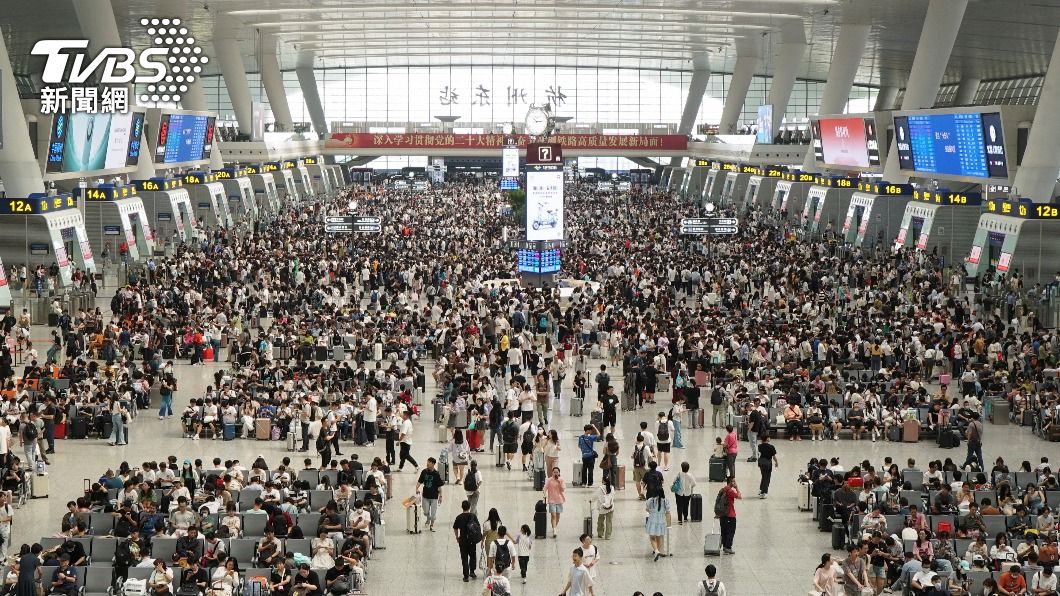 中國鐵路旅客連假首天創新高。（圖／達志影像路透社）