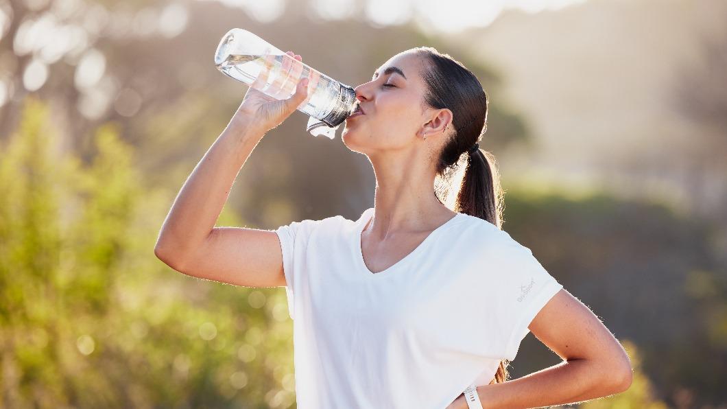 研究發現，水喝太少可能增加罹心肺疾病風險，甚帶來糖尿病、失智問題。（示意圖／shutterstock達志影像）