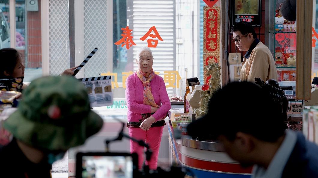 導演徐紫柔拍攝94歲外婆的紀錄片《邀阿公阿嬤拍B級殭屍片》。（圖／桃園電影節提供）