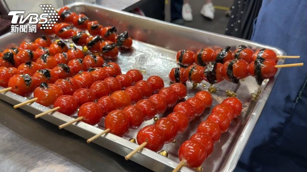 民眾熟知的傳統甜食「糖葫蘆」，近期在韓國年輕族群中人氣飆漲。（圖／TVBS）