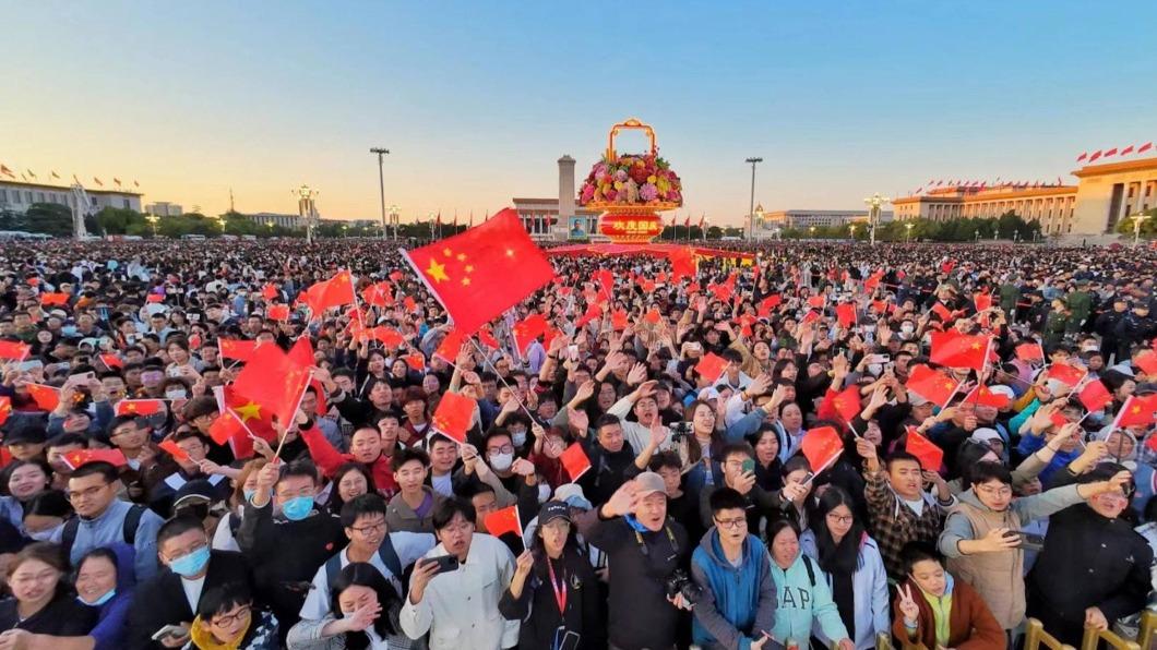 中國國慶74週年升旗儀式，吸引大批民眾共襄盛舉。（圖／翻攝自北京日報）