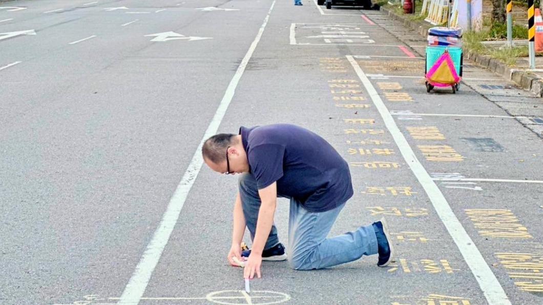 交通安全協會副理事長林志學於交安活動繪製人車標線。（圖／林志學提供）