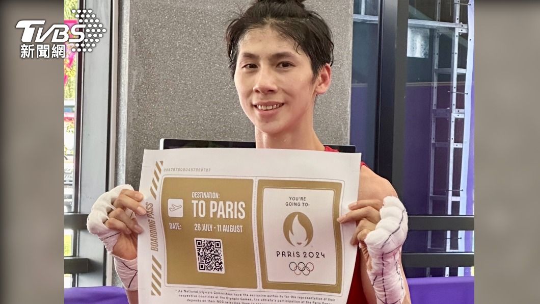 林郁婷賽後拿著巴黎奧運「登機證」，展露自信笑容。（圖／張良瑜攝）
