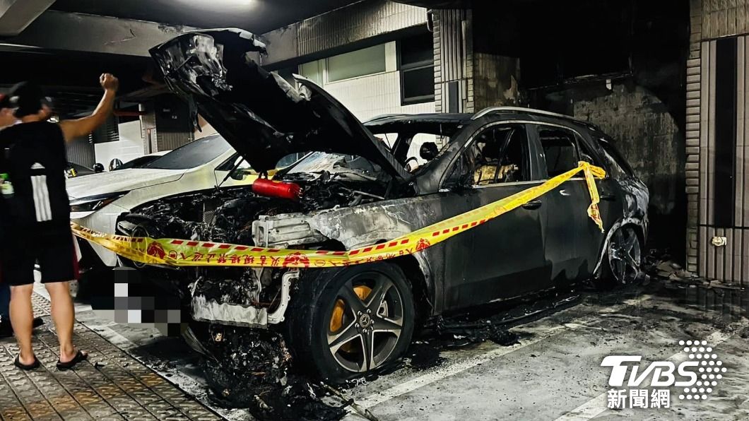 一輛價逾200萬的賓士油電混合車被燒成廢鐵。（圖／TVBS）