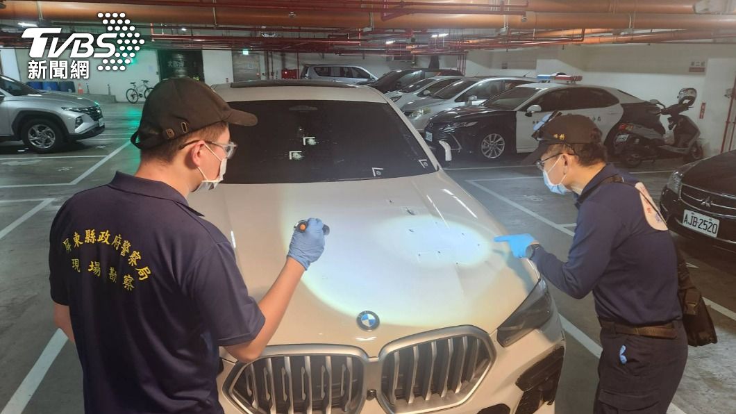 BMW引擎蓋、擋風玻璃遭打成蜂窩。（圖／TVBS）