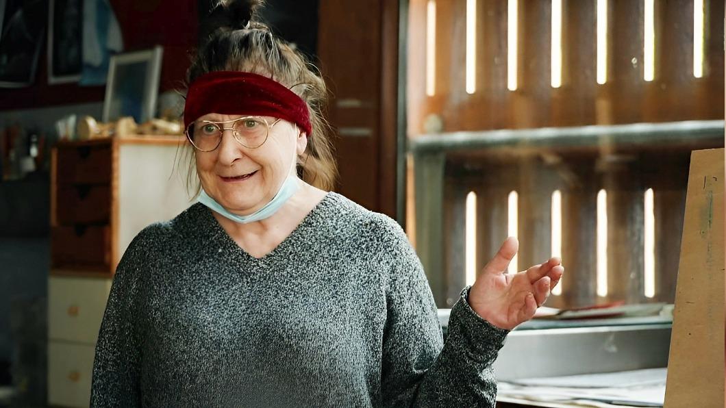 精神障礙患者妙麗兒托隆（Muriel Thouron）在《塞納河上的船屋》超會搶戲。（圖／海鵬提供）