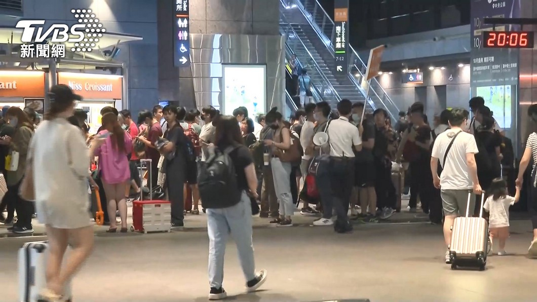 許多外國遊客也湧入台灣遊玩，導致部分高鐵站人潮爆發宣洩不及。（圖／TVBS）