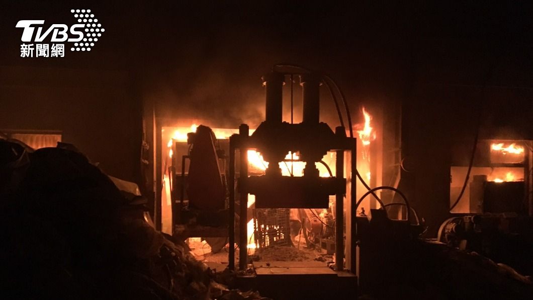 台南後壁橡膠工廠凌晨大火。（圖／TVBS）