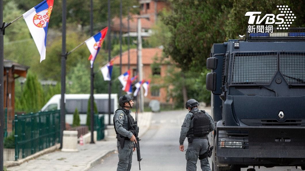 科索沃警察特種部隊在街道巡守。（圖／達志影像美聯社）