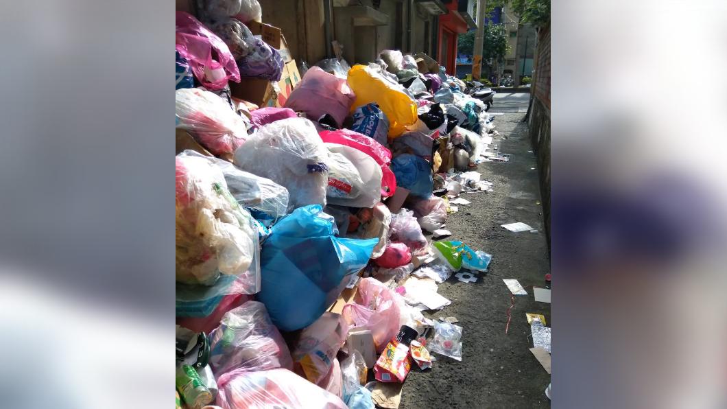 沙鹿區農會旁的巷子被丟棄大量垃圾。（圖／翻攝自記者爆料網）