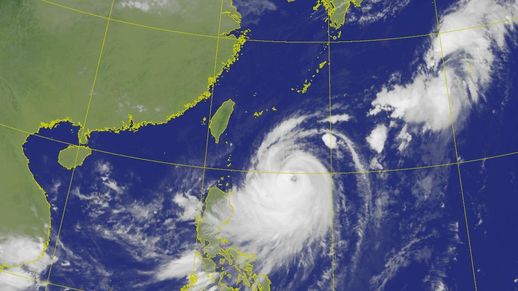 中央氣象署今（2）日表示，小犬颱風的外圍環流已經開始影響台灣天氣，最快將於今晚發布海上颱風警報。(圖／氣象署)