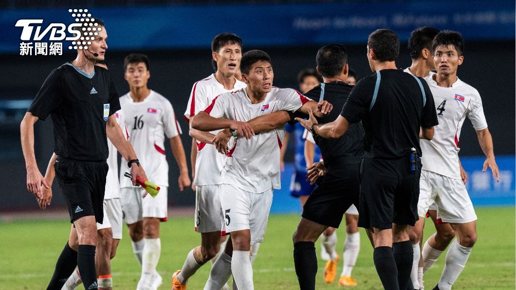 北韓隊球員在輸球後竟上前推擠裁判。（圖／達志影像美聯社）