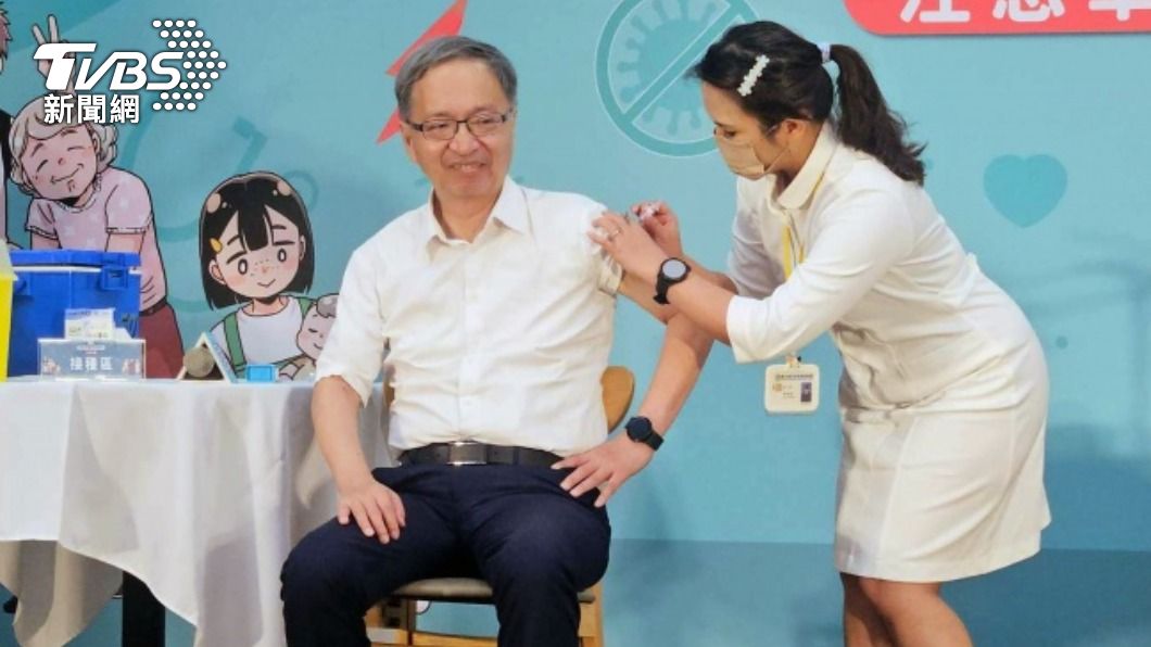 薛瑞元帶頭接種公費流感疫苗。（圖／中央社）