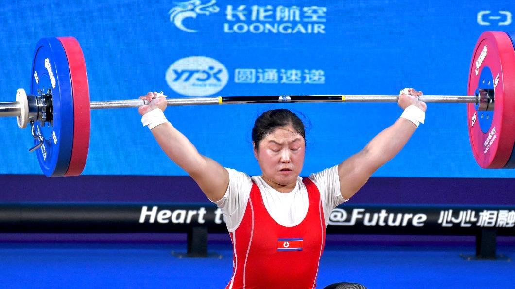 北韓的金日景選手在女子59公斤級捉舉以111公斤打破世界紀錄。(圖／胡瑞麒攝)