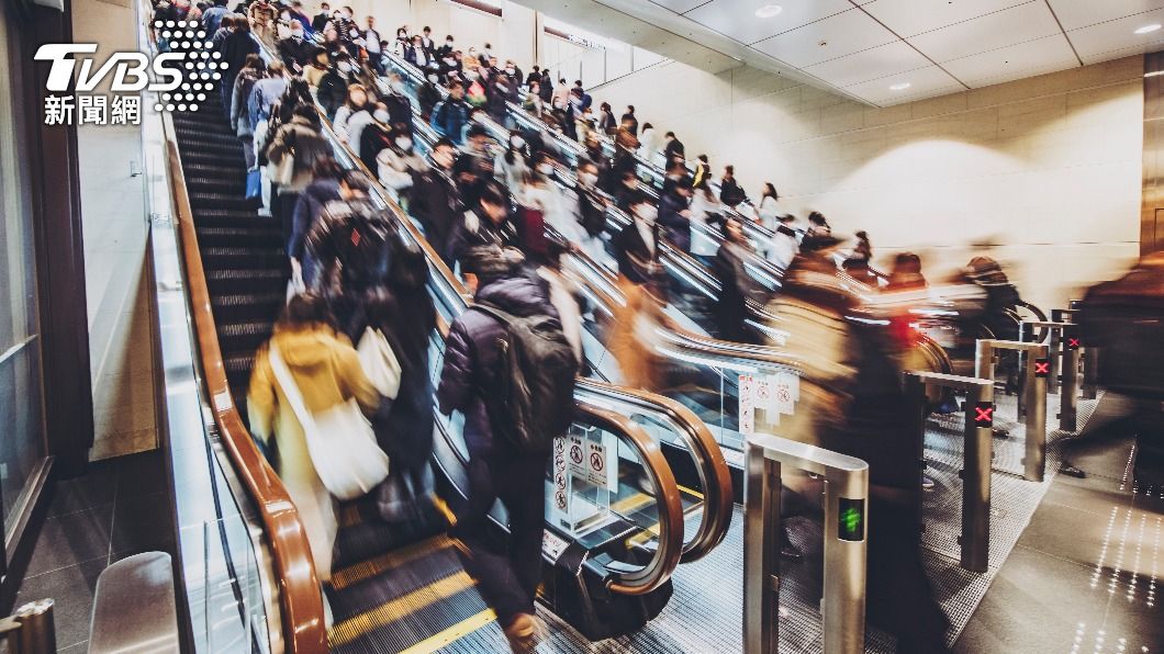 日本名古屋10/1推行新規定，民眾不可在搭手扶梯時行走。（示意圖／shutterstock 達志影像）