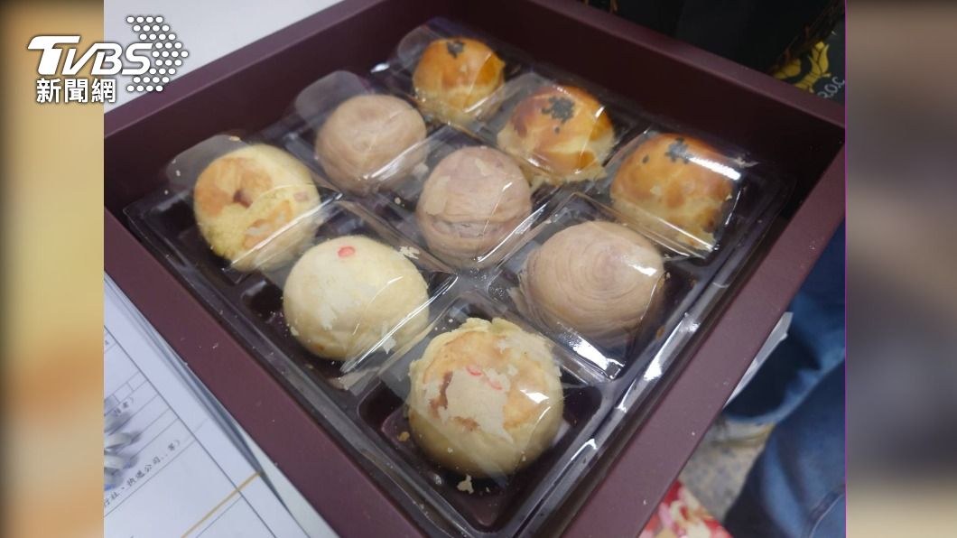 中秋節剛過，台南警方連續兩天就收到民眾撿到月餅。（圖／TVBS）