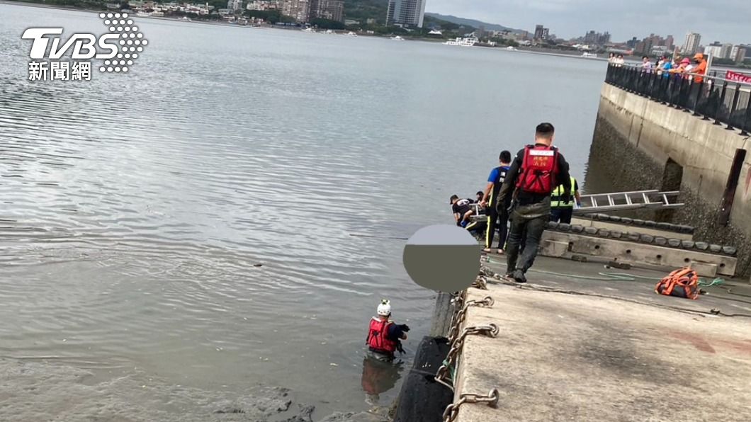 警消獲報到場將該具女浮屍打撈上岸。（圖／TVBS）