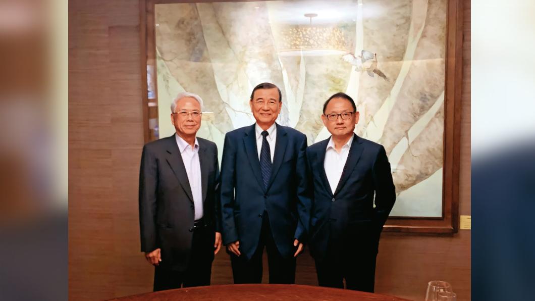 東元3大股東黃茂雄（中）和寶佳林陳海（左）、華新焦佑倫（右）7月底在餐敘上，已對明年董事改選有初步共識。（圖／東元提供）