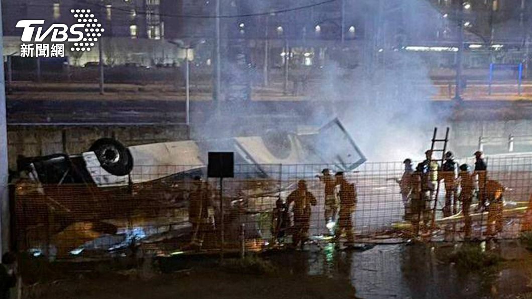義大利3日晚間發生一起嚴重巴士事故，載滿乘客的車輛墜橋爆炸。（圖／達志影像美聯社）