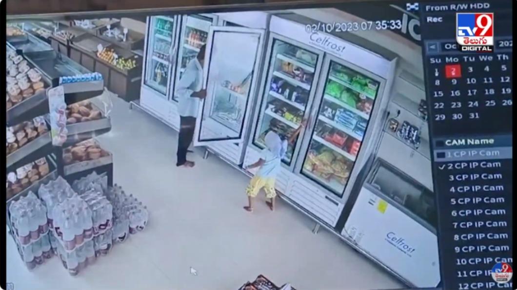 該名女童試圖打開冰箱卻觸電身亡。（圖／翻攝自　TV9 Telugu Digital　YouTube)
